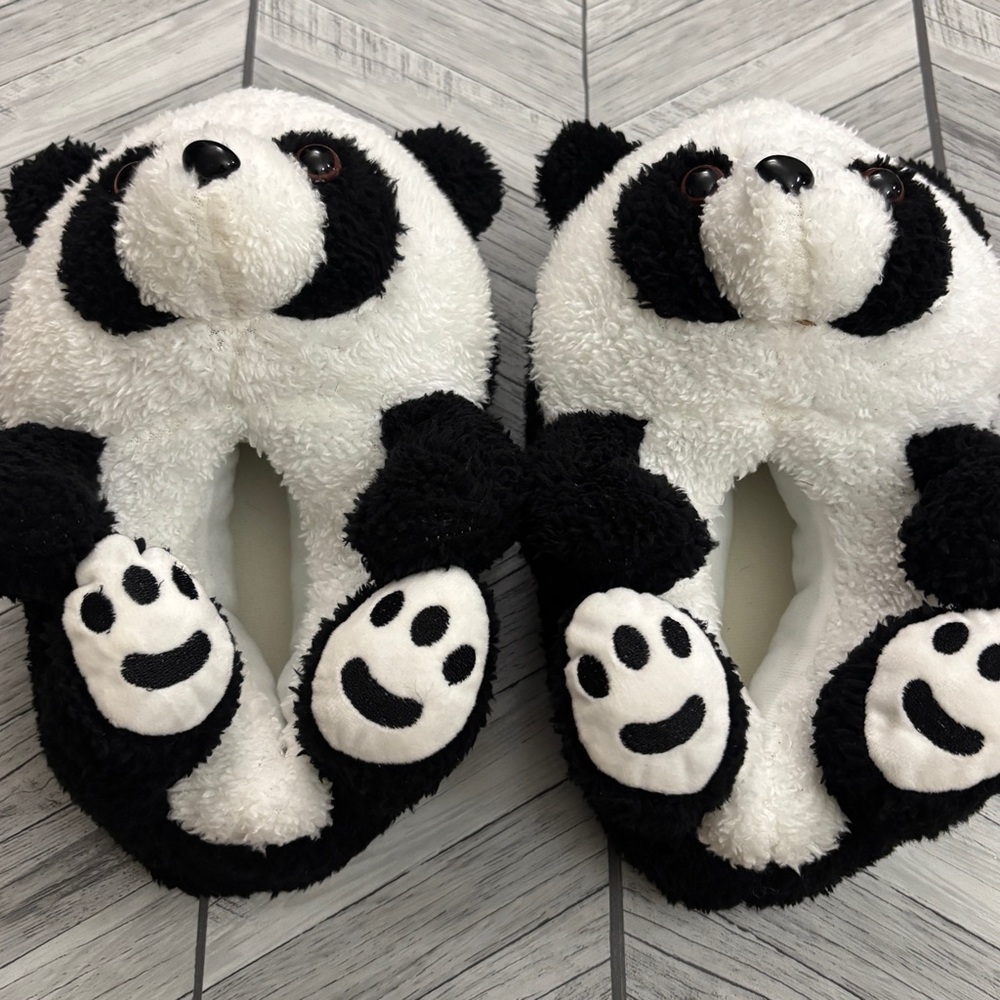 Size 9 Women’s Plush Panda Bear Slippers